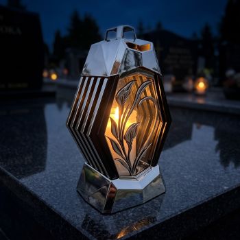 Znicz kapliczka czarno-srebrny Metalik z kalią zapalony na nagrobku nocą