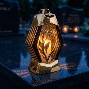 Znicz kapliczka czarno-złoty Metalik z kalią zapalony na nagrobku nocą