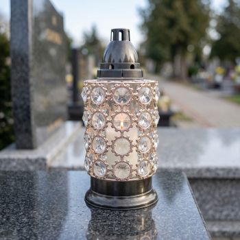 Znicz lampion Diament z kryształkami na nagrobku w słoneczny dzień
