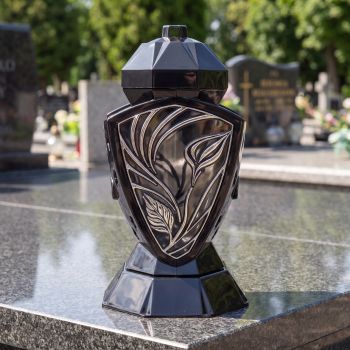 Znicz lampion Wazon czarno-srebrny z kalią na nagrobku w słoneczny dzień